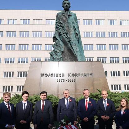 Zwolennicy historii Śląska uczcili 104. rocznicę Powstania Śląskiego w Katowicach. (wygenerowano przez AI)