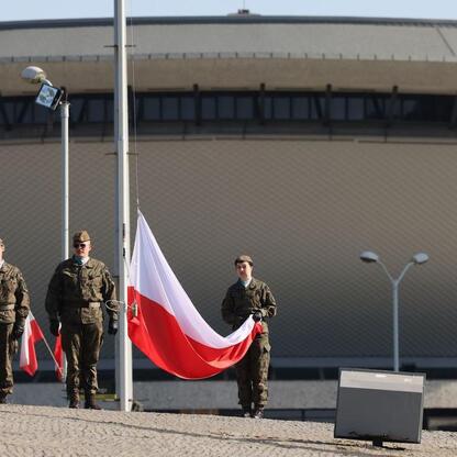 Ceremonia upamiętniająca 104. rocznicę III Powstania Śląskiego w Katowicach, z podniesieniem flagi i uczestnictwem władz samorządowych. (wygenerowano przez AI)