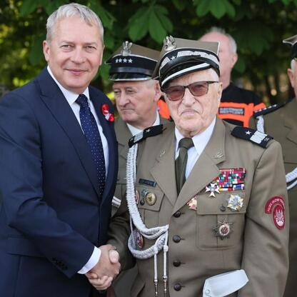 Marszałek Wojciech Saługa spotkał się z weteranem w Katowicach, uczcijąc pamięć Powstania Śląskiego. (wygenerowano przez AI)