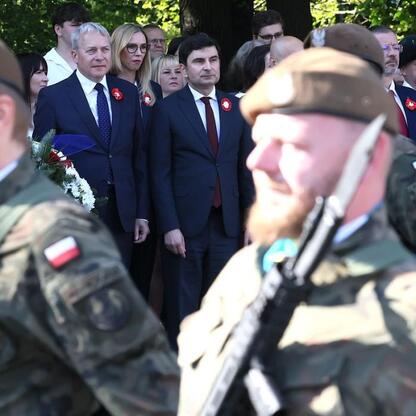 Zgromadzenie uczestników uroczystości na Pomniku Powstańców Śląskich w Katowicach, upamiętniających 104. rocznicę III Powstania Śląskiego. (wygenerowano przez AI)