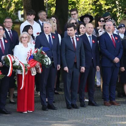 Wojciech Saługa, Marszałek Województwa Śląskiego, uczestniczy w uroczystości przed Pomnikiem Powstańców Śląskich w Katowicach. (wygenerowano przez AI)
