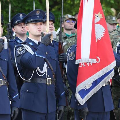 Formalna parada wojskowa w Katowicach, upamiętniająca 104. rocznicę III Powstania Śląskiego. (wygenerowano przez AI)