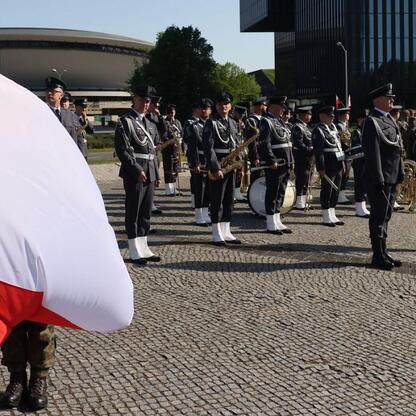 Formalna parada wojskowa w Katowicach, upamiętniająca 104. rocznicę III Powstania Śląskiego. (wygenerowano przez AI)