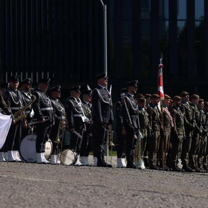 Formalna parada wojskowa w Katowicach, upamiętniająca 104. rocznicę III Powstania Śląskiego. (wygenerowano przez AI)