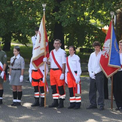 Formalna parada z okazji 104. rocznicy III Powstania Śląskiego w Katowicach. (wygenerowano przez AI)