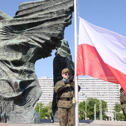Słynny pomnik w Katowicach uczcił 104. rocznicę III Powstania Śląskiego. (wygenerowano przez AI)