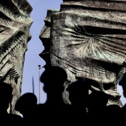 Statua w pomniku Powstańców Śląskich w Katowicach, uczestnicy uroczystości z okazji 104. rocznicy III Powstania Śląskiego. (wygenerowano przez AI)