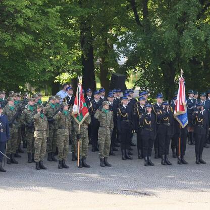 Formalna parada wojskowa w Katowicach, upamiętniająca 104. rocznicę III Powstania Śląskiego. (wygenerowano przez AI)