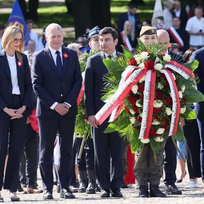 Zapomniany pomnik Powstania Śląskiego w Katowicach, gdzie uczestniczyli Wojciech Saługa i Marek Wójcik. (wygenerowano przez AI)