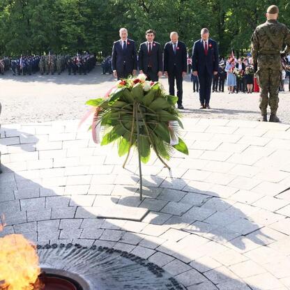 Uroczystość w Katowicach, upamiętniająca 104. rocznicę III Powstania Śląskiego, z udziałem dignitarzy i uczestnictwem publicznym. (wygenerowano przez AI)