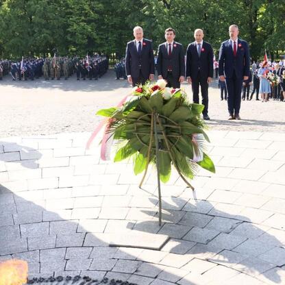 Uroczystość z okazji 104. rocznicy III Powstania Śląskiego na Pomniku Powstańców Śląskich w Katowicach. (wygenerowano przez AI)