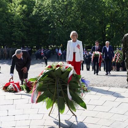 Uroczystość upamiętniająca 104. rocznicę III Powstania Śląskiego w Katowicach, złożenie wieniec przed Pomnikiem Powstańców Śląskich. (wygenerowano przez AI)
