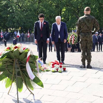 Uroczystość z okazji 104. rocznicy III Powstania Śląskiego w Katowicach, z udziałem władz i parlamentarzystów. (wygenerowano przez AI)