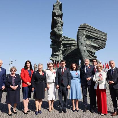 Grupa polityków i przedstawicieli organizacji zebrała się przed Pomnikiem Powstańców Śląskich w Katowicach, uczcijając rocznicę III Powstania Śląskiego. (wygenerowano przez AI)