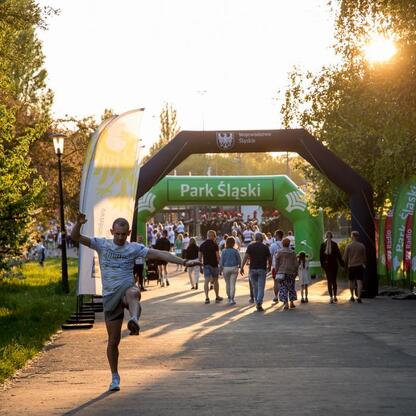 Bieg dla Flagi 2025 w Parku Śląskim: biegacz przekracza metę podczas 5 km biegu. (wygenerowano przez AI)