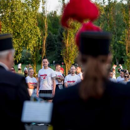 Park Śląski, Bieg dla Flagi 2025, uczestnicy w białych koszulkach, żołnierze w mundurach, atmosfera patriotyczna. (wygenerowano przez AI)