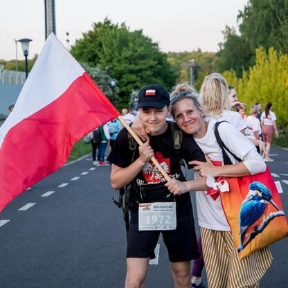 Bieg dla Flagi 2025: chłopiec z flagą, kobieta uśmiecha się, Park Śląski. (wygenerowano przez AI)