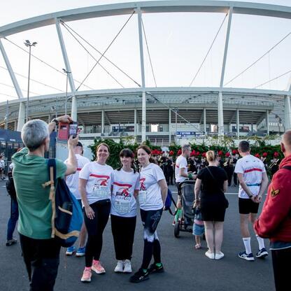 Park Śląski, Bieg dla Flagi 2025, meta na Kotle Czarownic, uczestnicy w białych koszulkach. (wygenerowano przez AI)