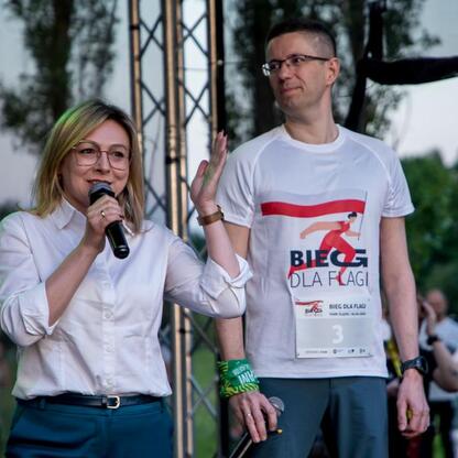 Bieg dla Flagi 2025 w Parku Śląskim: uczestnicy z mikrofonami, festiwal patriotyczny. (wygenerowano przez AI)