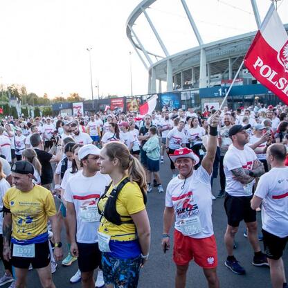 Park Śląski, Bieg dla Flagi 2025, patriotyczna atmosfera, uczestnicy w białych koszulkach z czerwonymi i czarnymi akcentami. (wygenerowano przez AI)