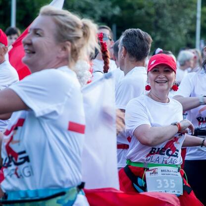 Park Śląski, Bieg dla Flagi 2025, uczestnicy w białych koszulkach, atmosfera patriotyczna i sportowa. (wygenerowano przez AI)
