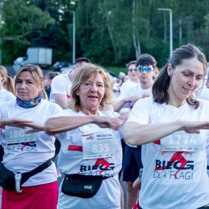 Grupa biegaczek w Parku Śląskim, gotowych do startu w 