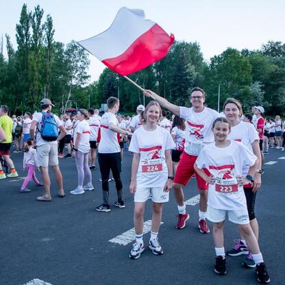 Park Śląski, Bieg dla Flagi 2025, uczestnicy w białych koszulkach z czerwonymi akcentami, atmosfera patriotyczna. (wygenerowano przez AI)
