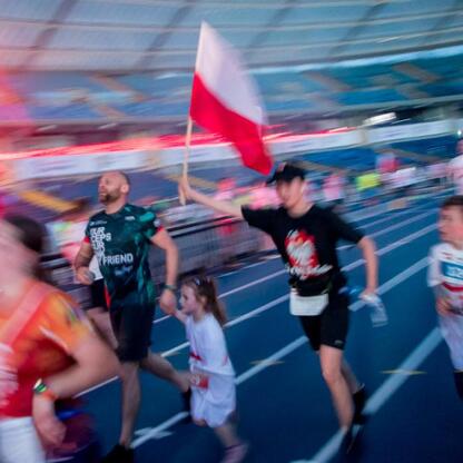 Zawodnicy biegną w Parku Śląskim podczas Biegu dla Flagi 2025, zaznaczając patriotyzm. (wygenerowano przez AI)