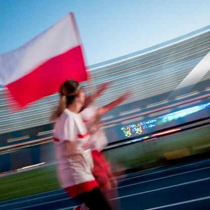 Bieg dla Flagi 2025 w Parku Śląskim - uczestnik z flagą, symbol patriotyzmu. (wygenerowano przez AI)
