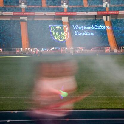 Bieg dla Flagi 2025 w Parku Ślaskim: biegacz na linii startu, patriotyczna atmosfera. (wygenerowano przez AI)