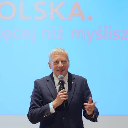 Marszałek Wojciech Saługa przemawia na konferencji turystycznej w Szczyrku. (wygenerowano przez AI)