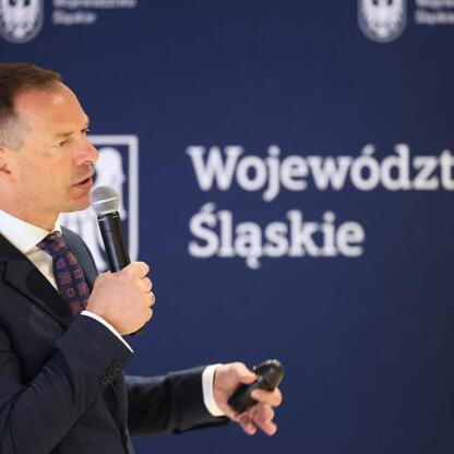 Konferencja turystyczna w Szczyrku, prezentacja strategii rozwoju turystyki w Śląsku. (wygenerowano przez AI)
