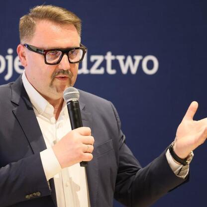 Wojciech Saługa, marszałek Śląska, przemawia na konferencji w Szczyrku o rozwoju turystyki. (wygenerowano przez AI)