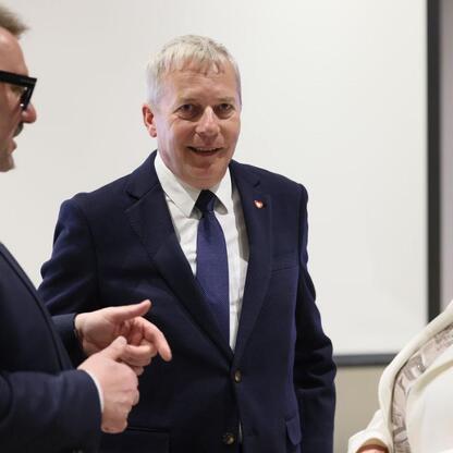 Wojciech Saługa, Marszałek Województwa Śląskiego, prowadzi dyskusję na konferencji o rozwoju turystyki w Polsce. (wygenerowano przez AI)