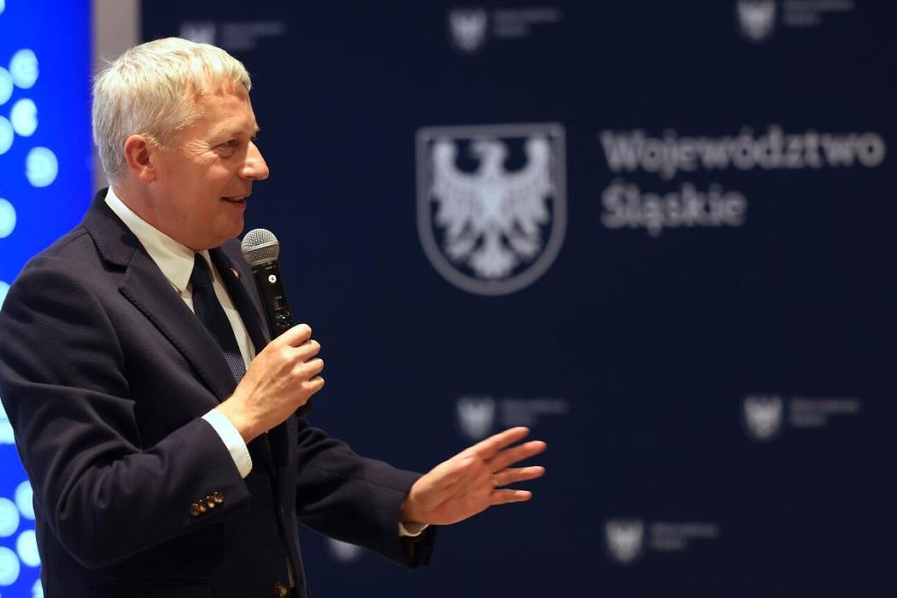 Marszałek Wojciech Saługa przemawia na konferencji turystycznej w Szczyrku. (wygenerowano przez AI)