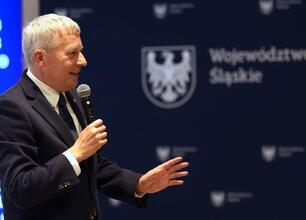 Marszałek Wojciech Saługa przemawia na konferencji turystycznej w Szczyrku. (wygenerowano przez AI)