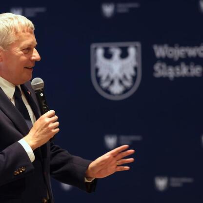 Marszałek Wojciech Saługa przemawia na konferencji turystycznej w Szczyrku, podkreślając potencjał regionu. (wygenerowano przez AI)