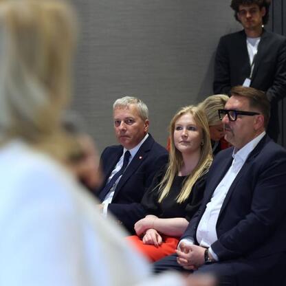 Wojciech Saługa, Marszałek Województwa Śląskiego, oraz Joanna Bojczuk, Członkini Zarządu Województwa Śląskiego, uczestniczą w konferencji w Szczyrku, skupiającej się na diagnozie sektora turystycznego (wygenerowano przez AI)