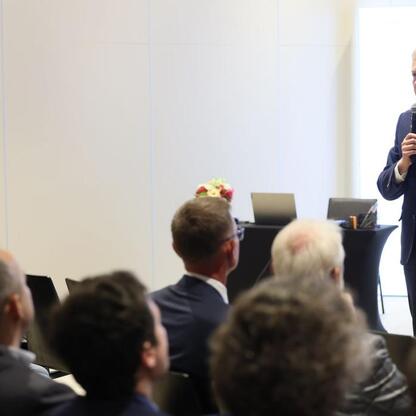 Marszałek Wojciech Saługa przemawia na konferencji w Szczyrku, skupiając się na rozwoju turystyki w regionie Śląska. (wygenerowano przez AI)