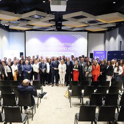 Grupa ludzi w konferencji turystycznej w Szczyrku, omawiając strategię dla regionu Śląska. (wygenerowano przez AI)