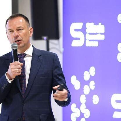 Konferencja turystyczna w Szczyrku, gdzie omawiana jest strategia rozwoju turystyki w Polsce, zwłaszcza w Śląsku. (wygenerowano przez AI)