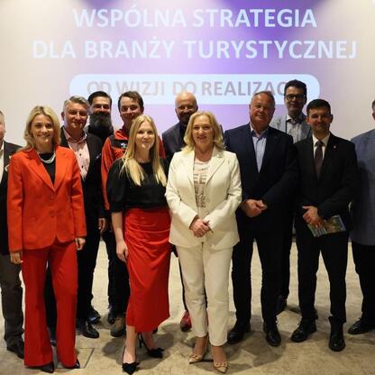 Grupa przedstawicieli regionu Śląska na konferencji turystycznej. (wygenerowano przez AI)