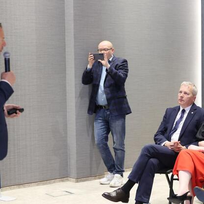 Marszałek Wojciech Saługa i sekretarz stanu Piotr Borys omawiają strategię turystyczną w Szczyrku. (wygenerowano przez AI)