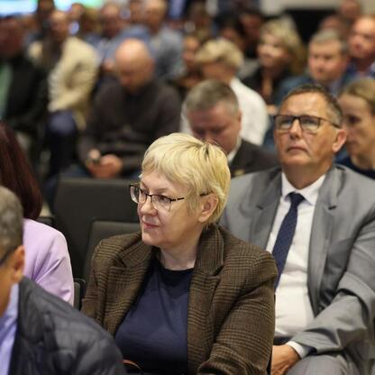 Konferencja turystyczna w Szczyrku: rozmowy o rozwoju turystyki w Śląsku. (wygenerowano przez AI)