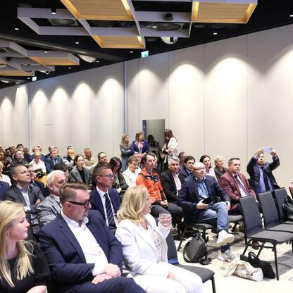 Konferencja turystyczna w Szczyrku, gdzie Marszałek Wojciech Saługa i sekretarz Piotr Borys omawiają strategię rozwoju turystyki w Śląsku. (wygenerowano przez AI)