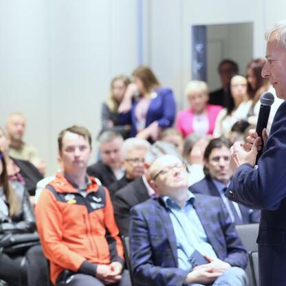 Marszałek Wojciech Saługa przemawia na konferencji w Szczyrku, omawiając strategie rozwoju turystyki w Polsce. (wygenerowano przez AI)