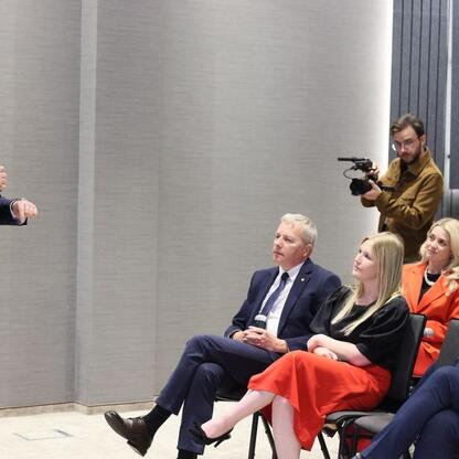 Wojciech Saługa, Marszałek Województwa Śląskiego, przemawia na konferencji turystycznej w Szczyrku. (wygenerowano przez AI)