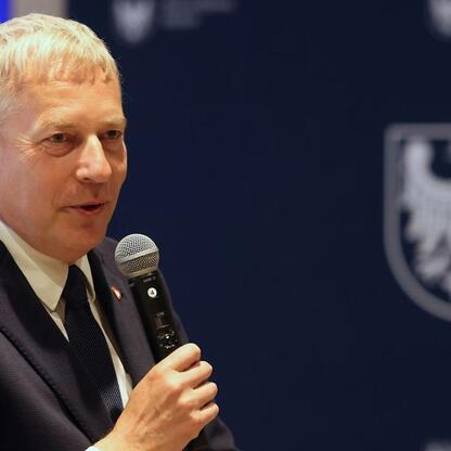 Marszałek Wojciech Saługa przemawia na konferencji turystycznej w Szczyrku. (wygenerowano przez AI)