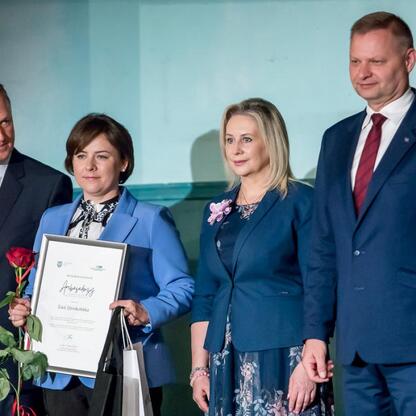 Członek Zarządu Województwa Śląskiego Rafał Adamczyk uczestniczy w uroczystości honorowania Ambasadorów Srebrnego Pokolenia w Teatrze Nowym w Zabrzu. (wygenerowano przez AI)