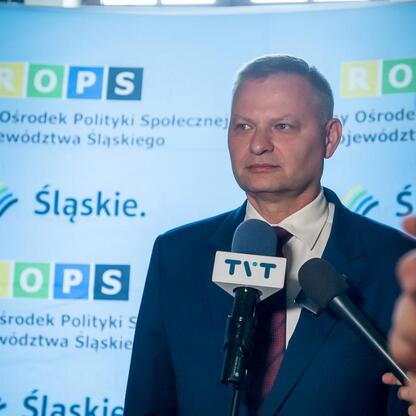 Członek Zarządu Województwa Śląskiego Rafał Adamczyk przemawia na podium podczas uroczystej gali 
